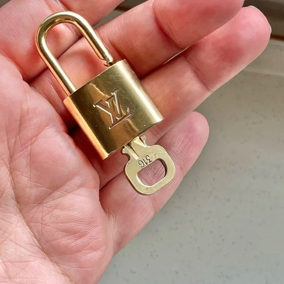 Authentic Louis Vuitton lock n key 316 Key & Card Holders